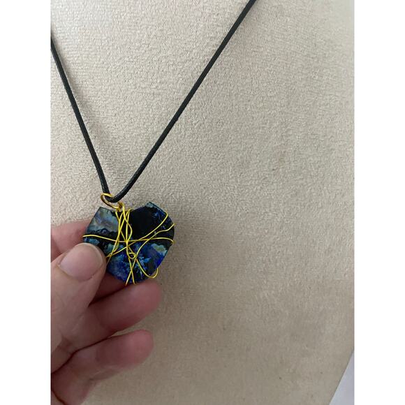 Blue shell pendant necklace - Picture 3 of 4